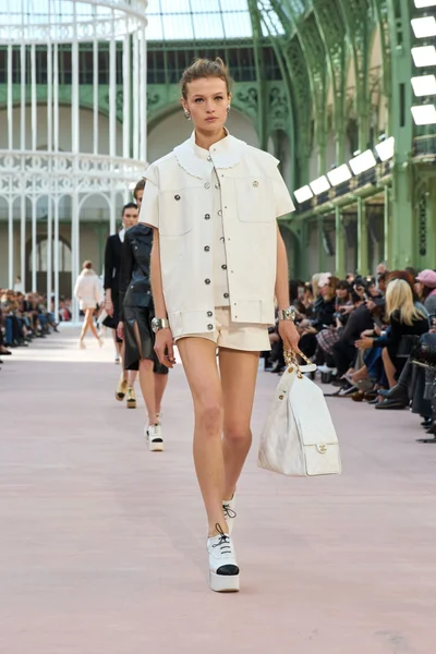 Look 16